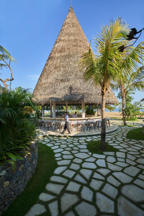 Sudamala Resort, Komodo, Labuan Bajo Exterior photo The bar at the beach