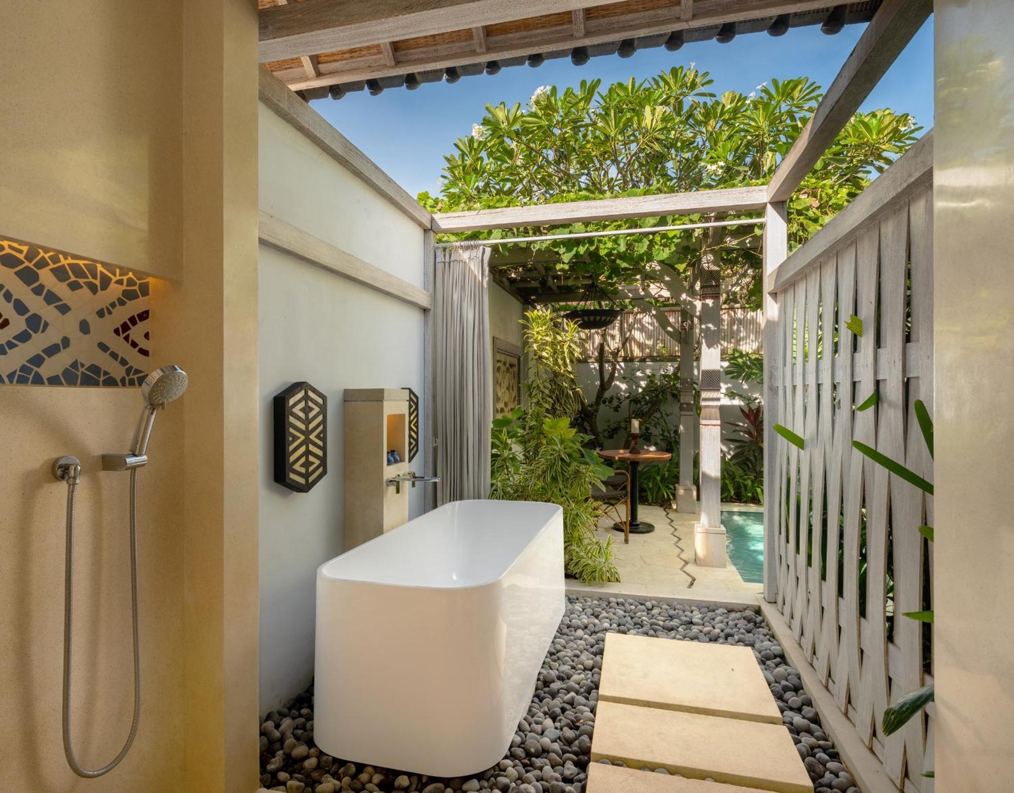 Sudamala Resort, Komodo, Labuan Bajo Exterior photo Bathroom with a view